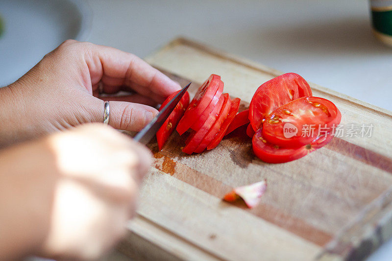 The making of a Mediterranean salad; "Then G U ş"